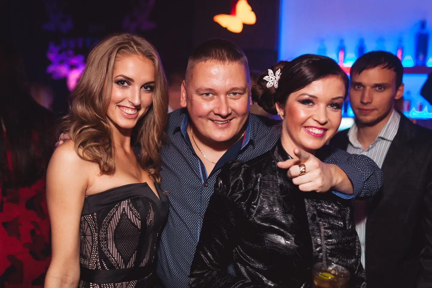 Club Butterfly avapidu.
Sulo ja naised