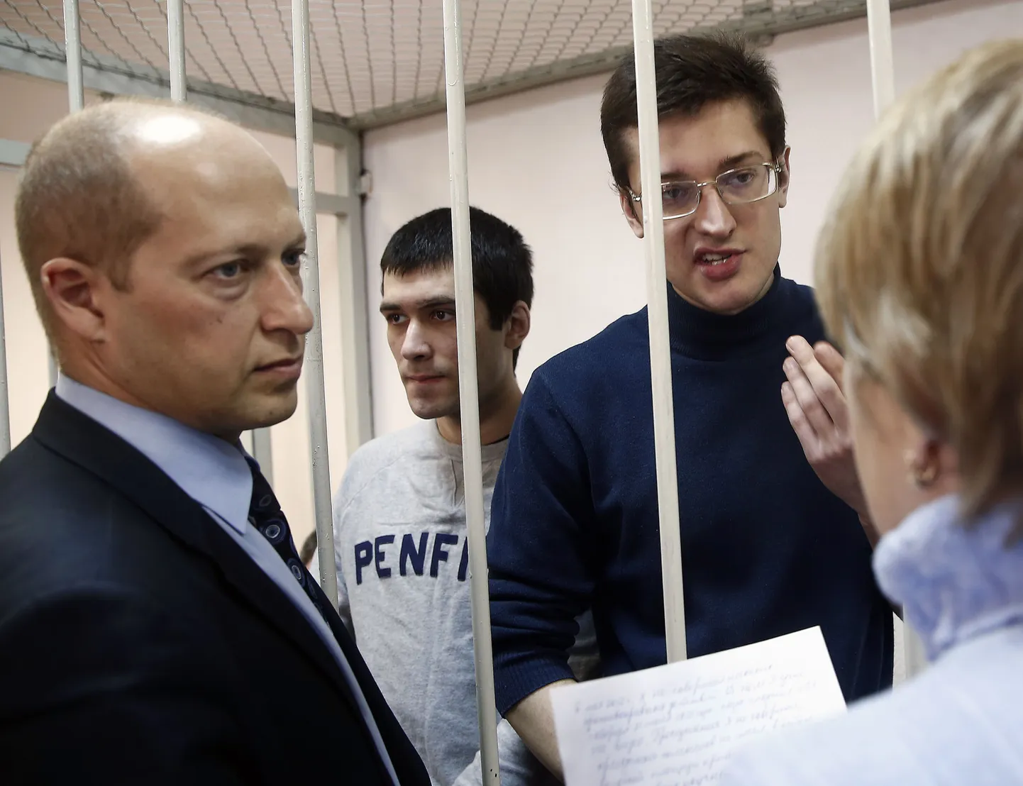 Andrei Barabanovile (keskel) nõutakse viie aasta ja kuue kuu pikkust vangistust ning Jaroslav Belussovile (paremal) viieaastast vangistust.