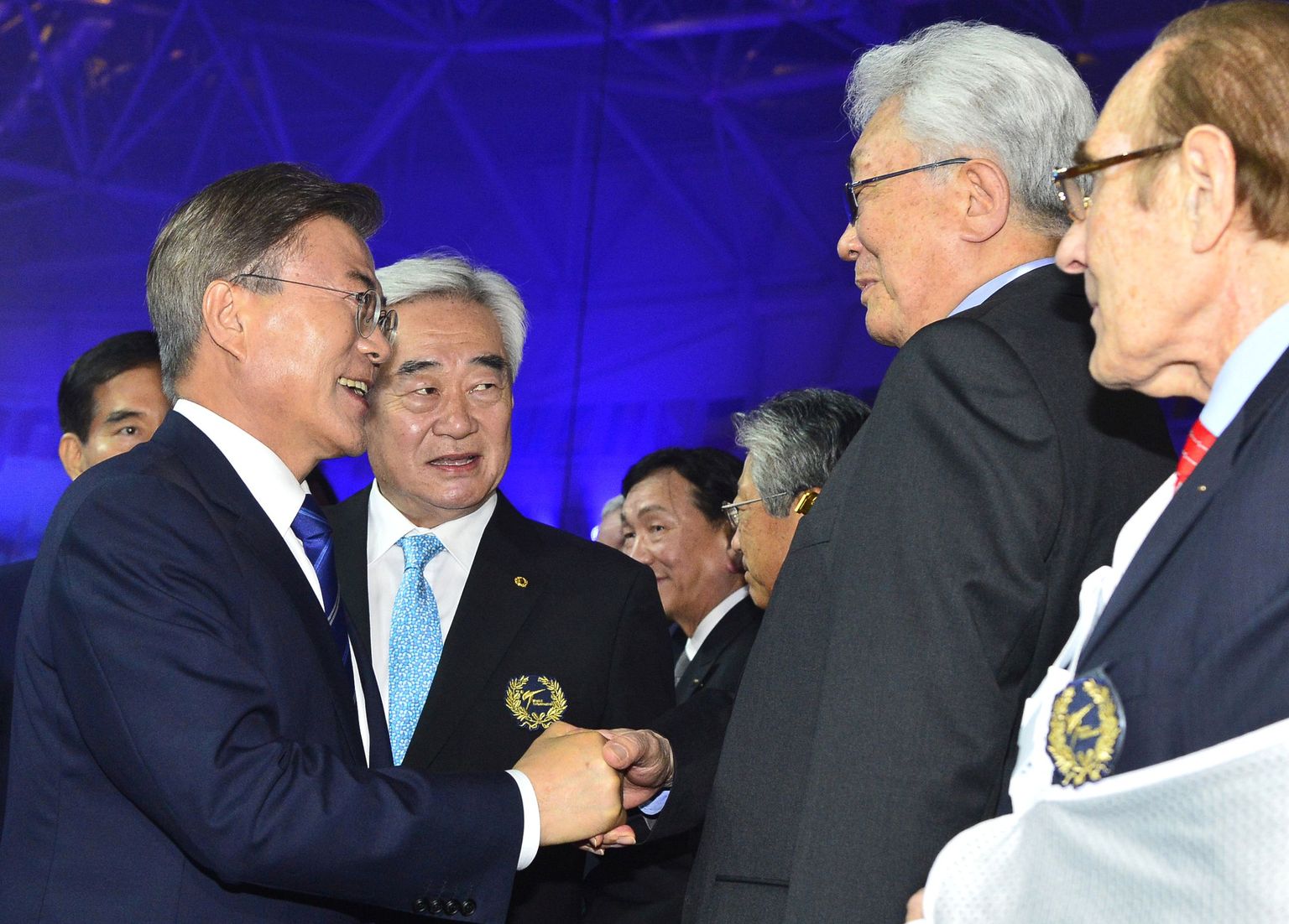 Näide spordidiplomaatiast: Lõuna-Korea president Moon Jae-in (vasakul) surub kätte Chang Ungi, põhja-korealasest Rahvusvahelise Olümpiakomitee liikmega.