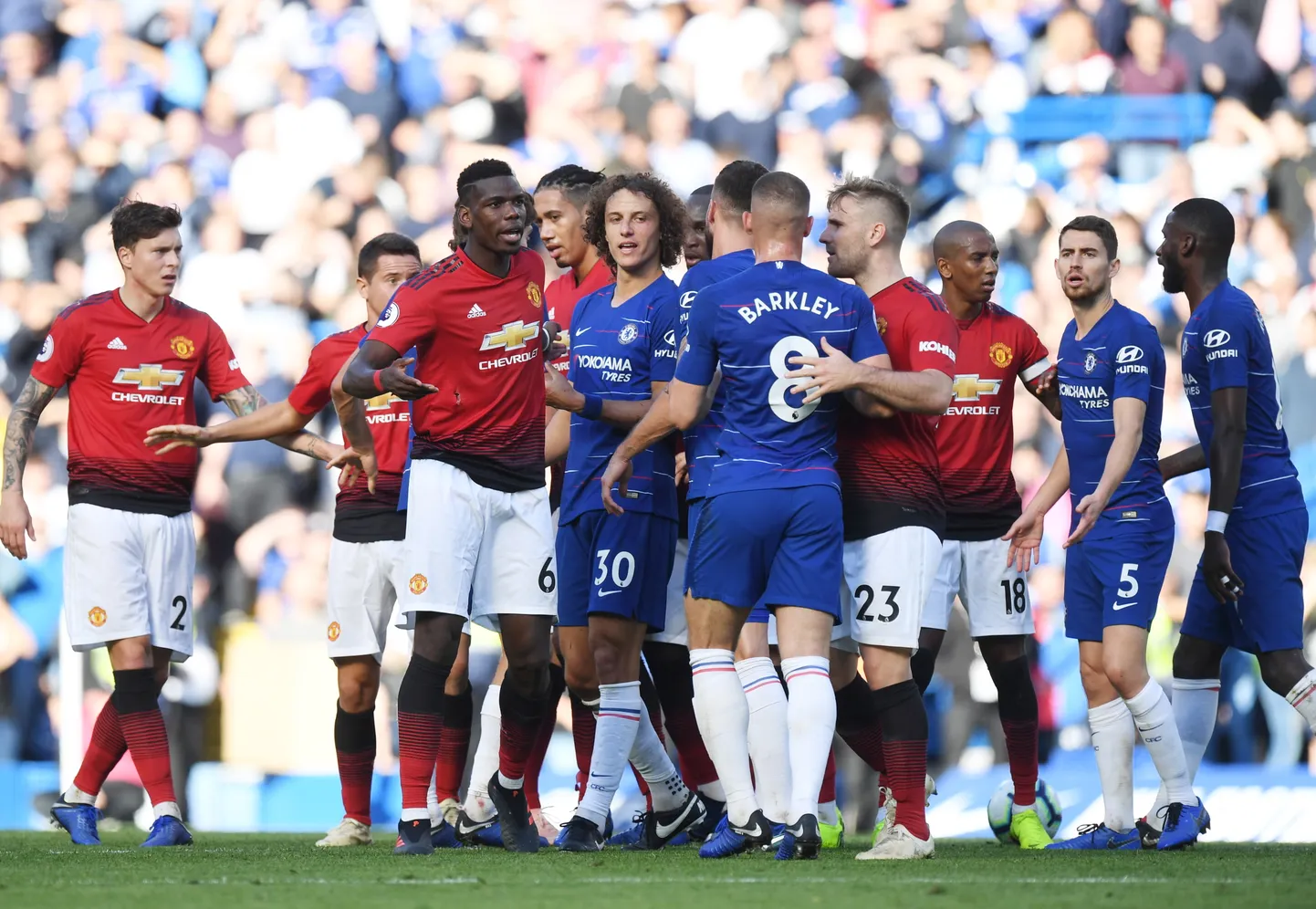Manchester Unitedi ja Chelsea mängijate mäsu kohtumise lõpus.