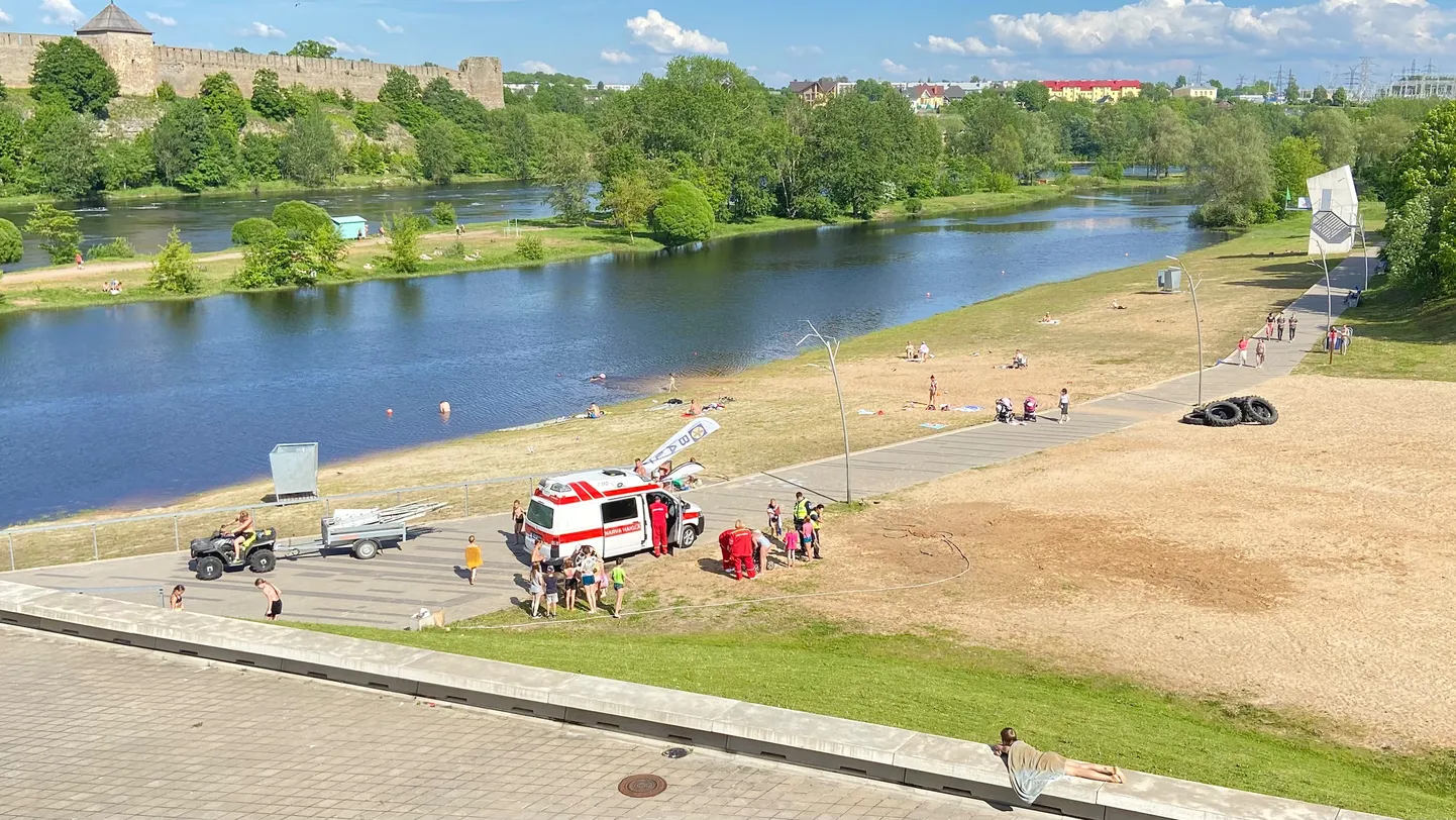 Пляж в Липовой ямке в Нарве.