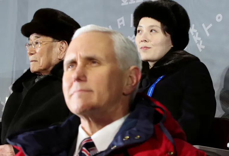 Esiplaanil Mike Pence, vasakul Kim Yong-nam ja paremal Kim Yo-jong.