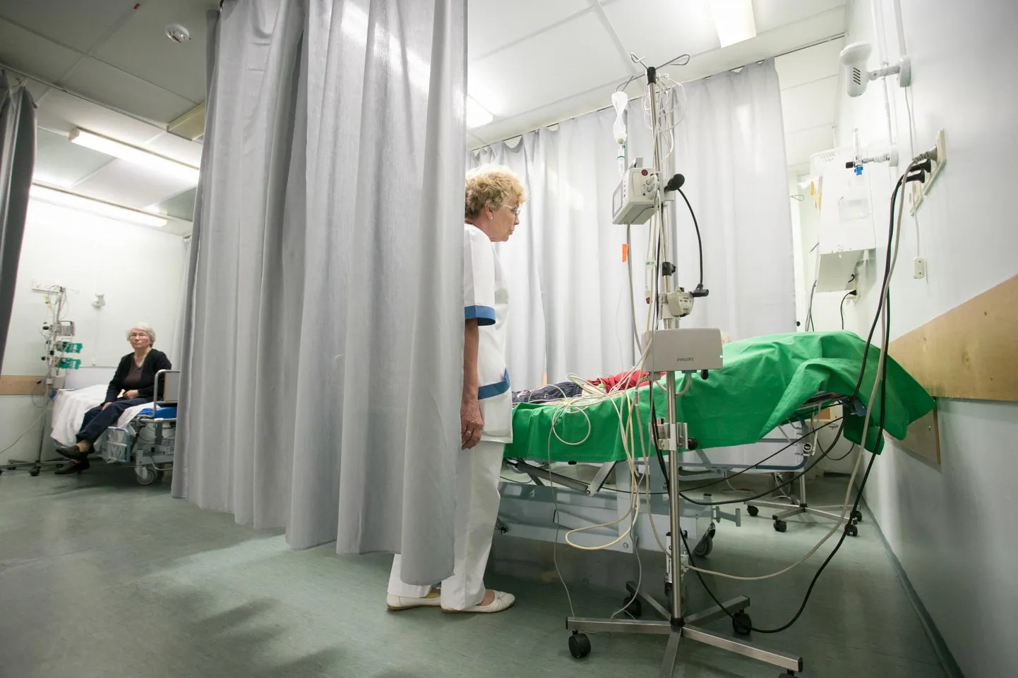Riigikogu võttis kolmapäeval vastu seaduse, mille kohaselt tõuseb alates järgmise aasta 1. aprillist haigla voodipäevatasu 2,5 eurolt viiele eurole ning ambulatoorse eriarstiabi visiiditasu viielt eurolt 20 eurole. Pildil Rakvere haigla erakorralise meditsiini osakond.
