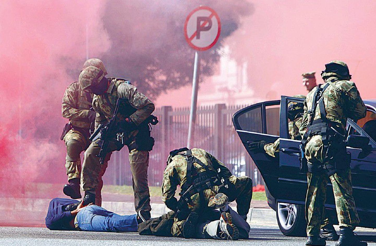 Полиция ЮАР перед ЧМ по футболу, который начнется в июне, отрабатывает действия по задержанию угонщиков автомобилей.
