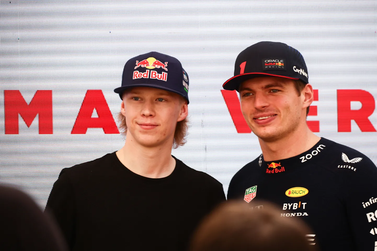 Kalle Rovanperä (vasakul) veel F1-autosse ei istu ja Max Verstappeni (paremal) konkurendiks ei saa, kuid ta on vihjanud, et sooviks ühel päeval seda kuningliku klassi autot vähemalt testida.