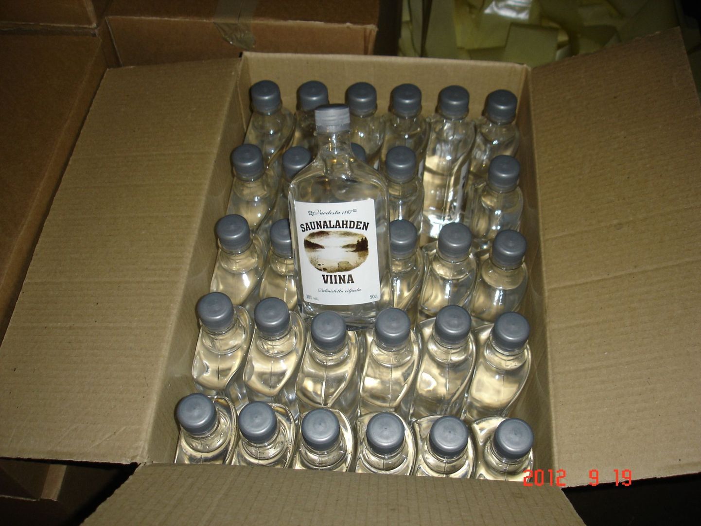 Viljandimaalt leitud salaviina pudelid.