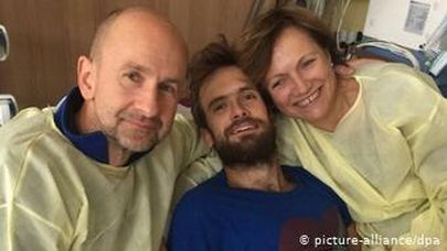 Петр Верзилов с родителями в клинике Charité, 2018 год
