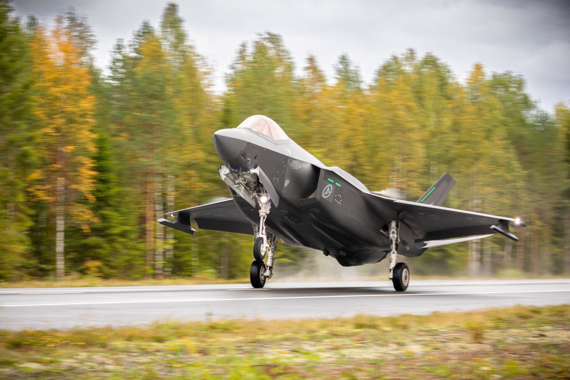 F-35 hävitaja maandumas Soomes Tervo linna lähedal maanteele.