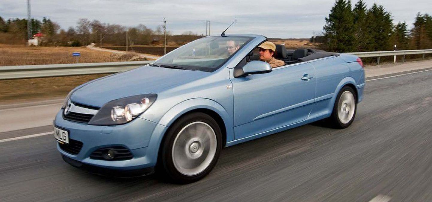 Lahtise katusega Opel Astra roolis kinnisvaratuus Peep Sooman.