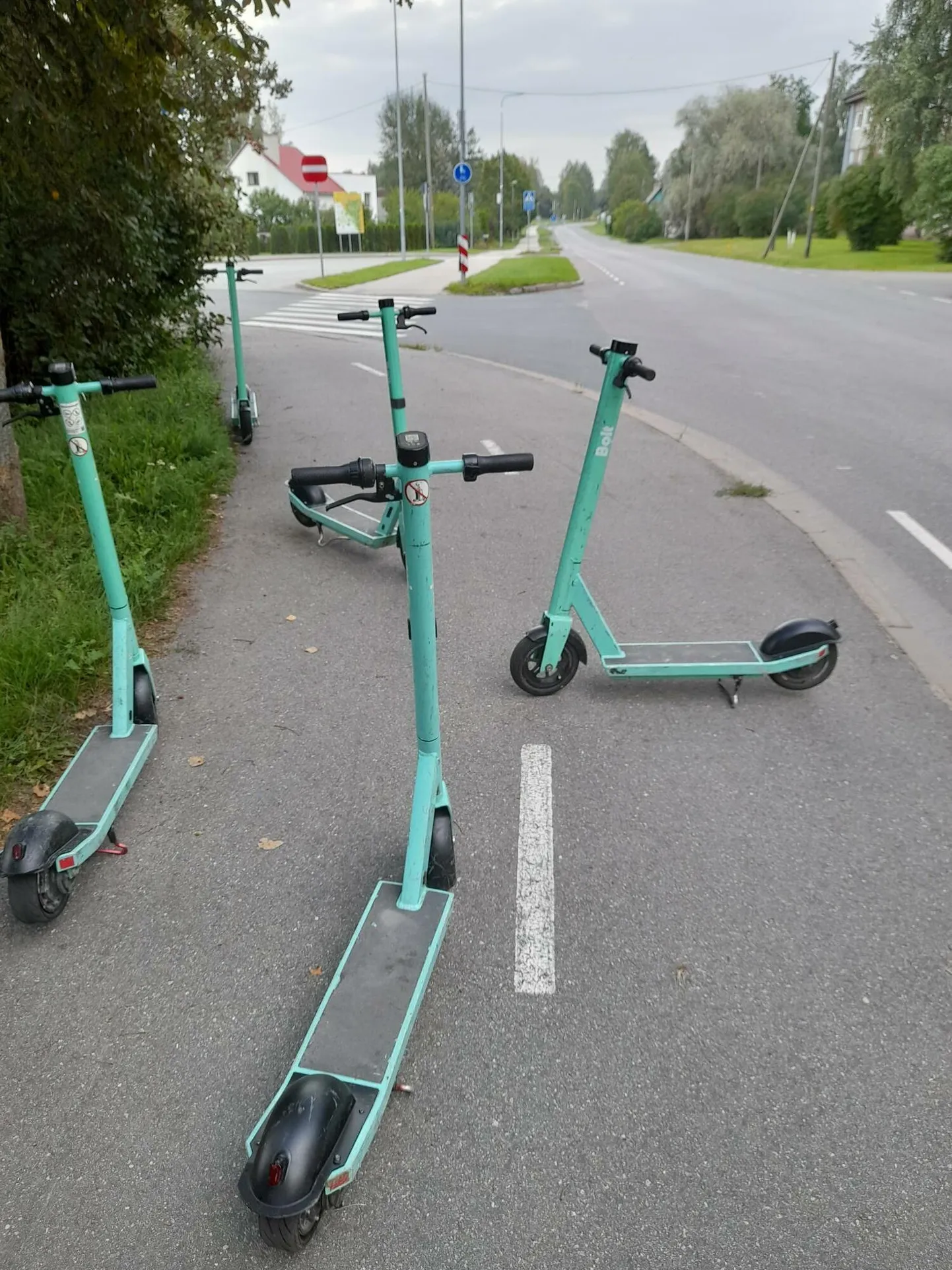 Valesti pargitud elektritõukerattad võivad liikluses ohtlikke olukordi tekitada. Pilt on hiljuti Valgas tehtud.