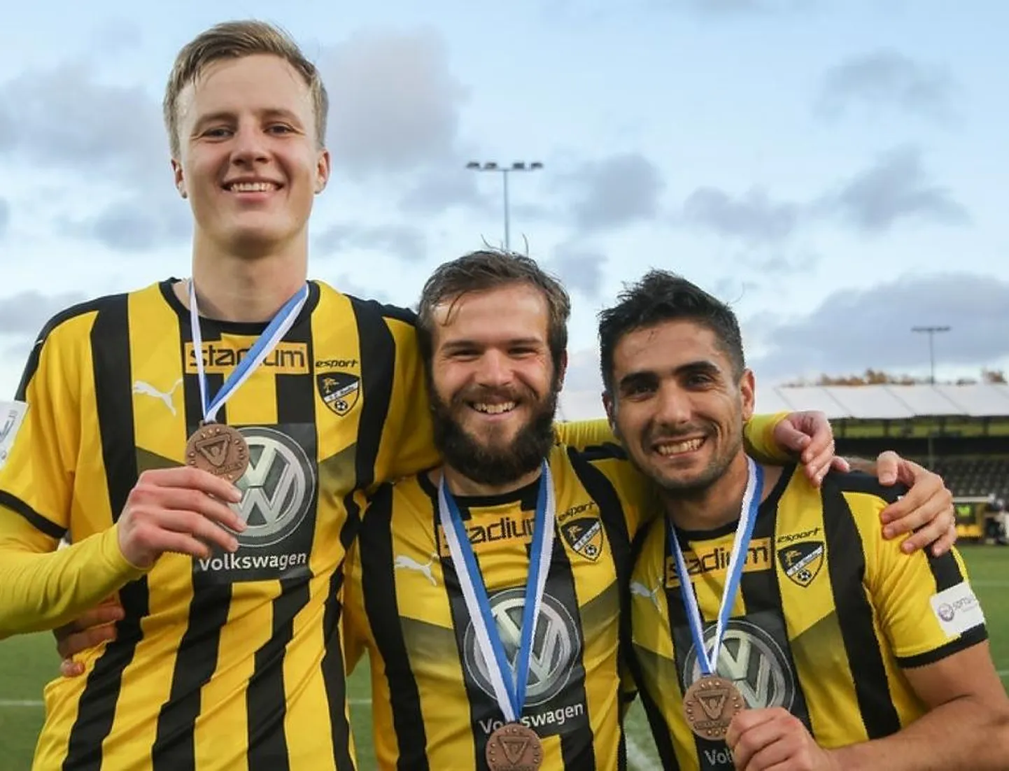 Robert Ivanov (vasakul) mängis end sisuliselt ühe hooajaga Espoo Honkas Soome koondisse. Sel pildil on ta Soome liiga tänavuse pronksmedaliga.