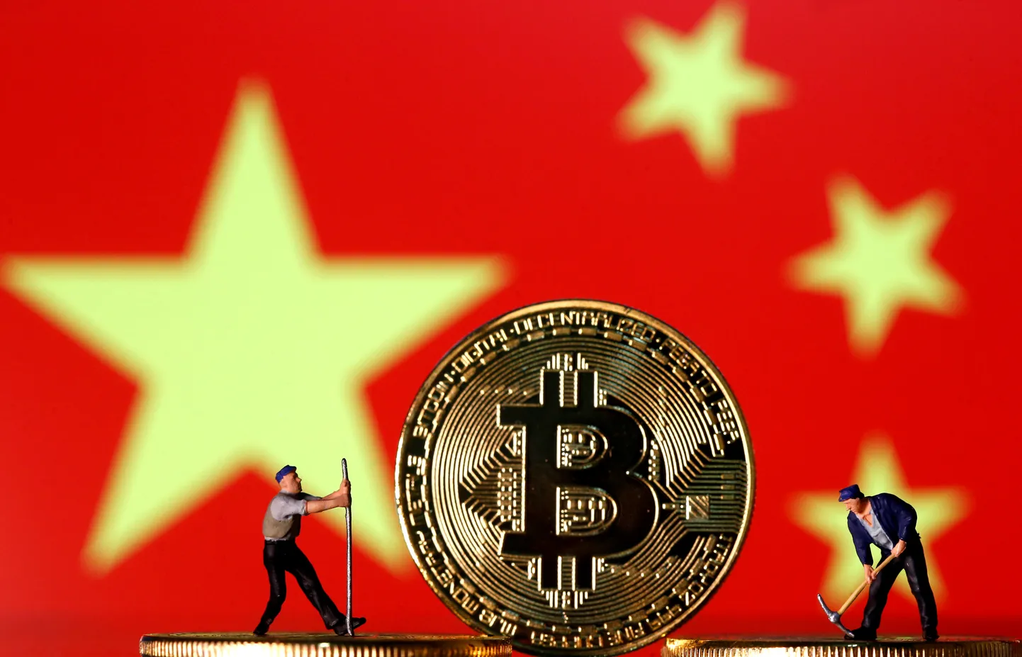 Bitcoini sümbolpilt Hiina lipu taustal.