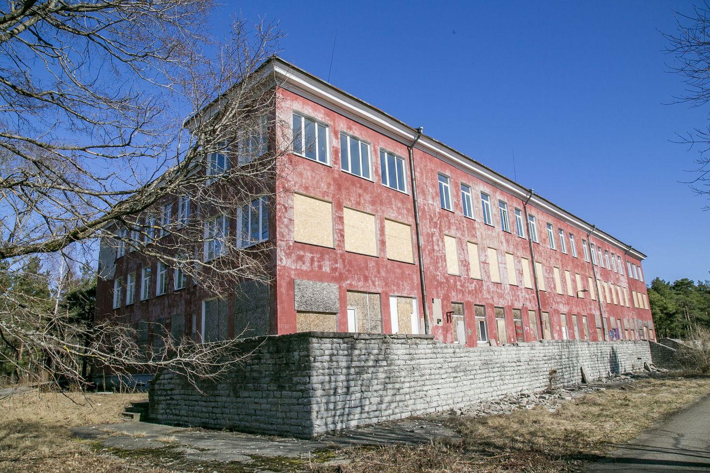 Sanatooriumi pargis asuv kunagine haiglahoone tahetakse renoveerida korterelamuks.