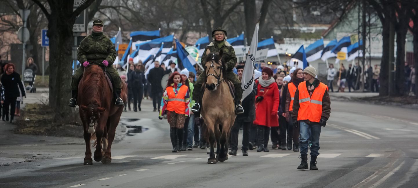 Pärnumaa koolinoored marssisid täna, 23. veebruaril ühises rongkäigus Pärnu Alevi kalmistult Rüütli platsile, kus loeti ette iseseisvusmanifest.