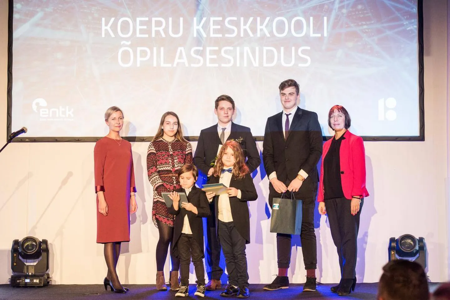 Aasta õpilasesindus 2017- Koeru keskkooli õpilasesindus võtmas vastu tunnustust.