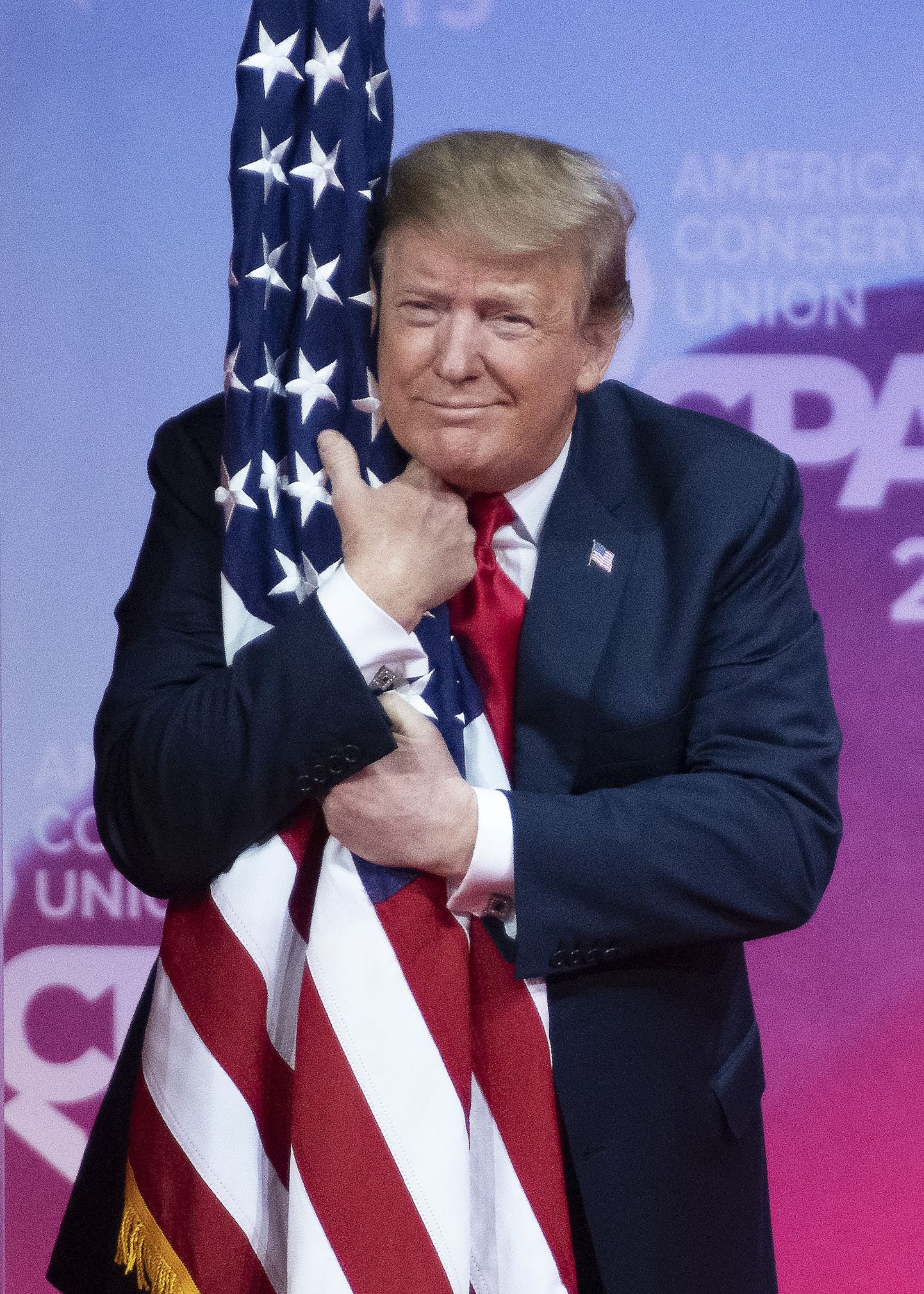 Donald Trump USA lippu kallistamas.