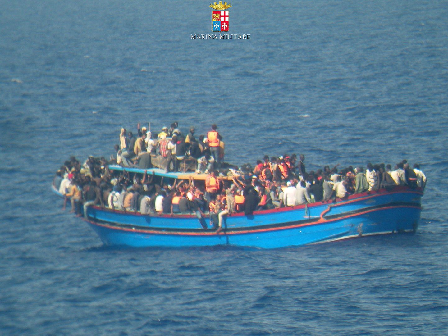 Itaalia mereväe foto päästetud migrantidest.