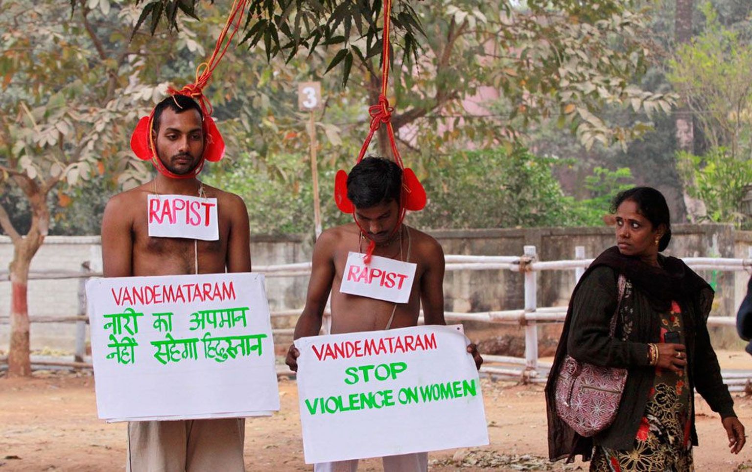 India naine jälgimas Bhubaneswaris eile toimunud meeleavaldust, kus nõuti naistevastase vägivalla lõpetamist ja kurjategijate karistamist.