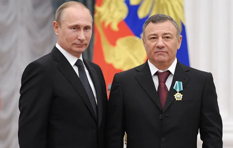 Putins 2013.gadā pasniedz Draudzības ordeni Arkādijam Rotenbergam kā Krievijas Džudo federācijas pārstāvim. Avots: Kremlin.ru