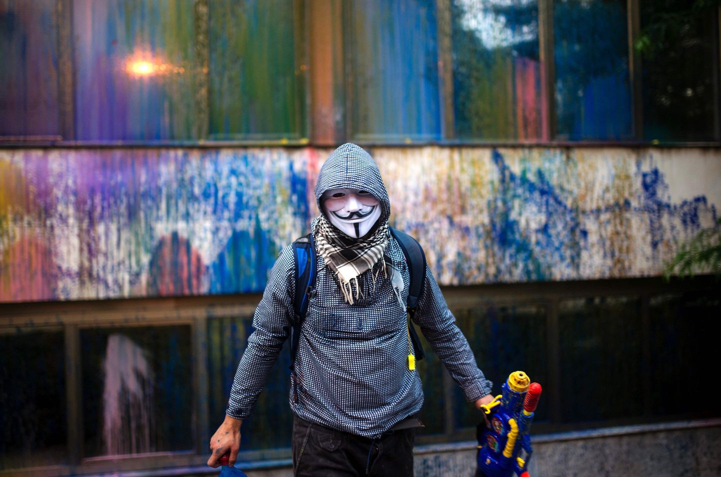Maski kandev meeleavaldaja Värvilise revolutsiooni meeleavaldustel.