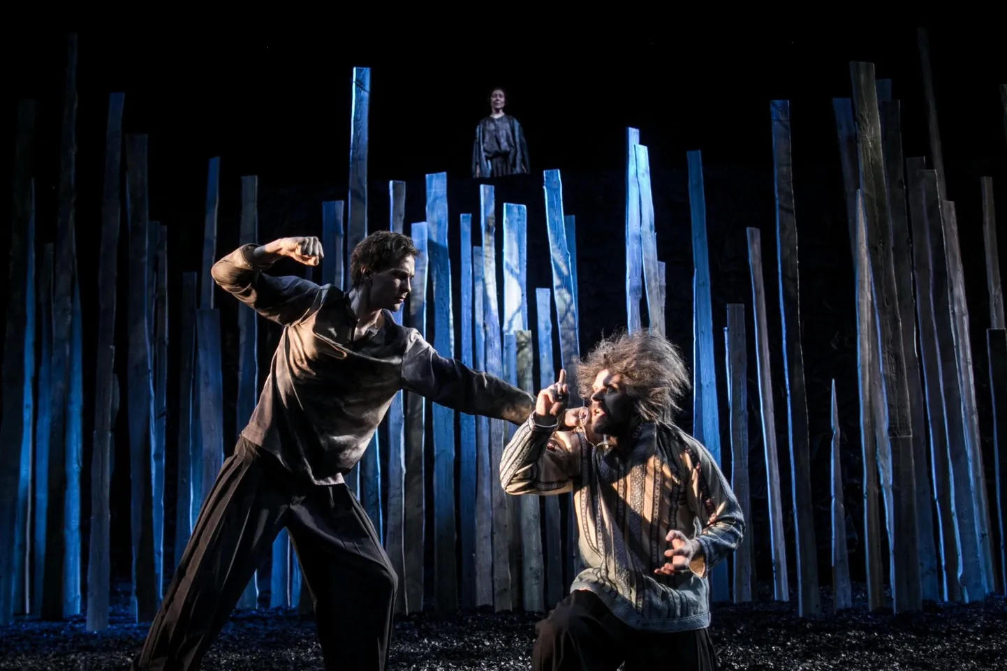 Aasta lavastuse nominatsioon. Karl Laumets «Kalevipoeja» Vanemuise teatris. Fotol Kalevipoeg (vasakult, Karl Laumets) kohtub Soome tuuslariga (Karol Kuntsel). Ülal jutustaja rollis Anu Lamp.