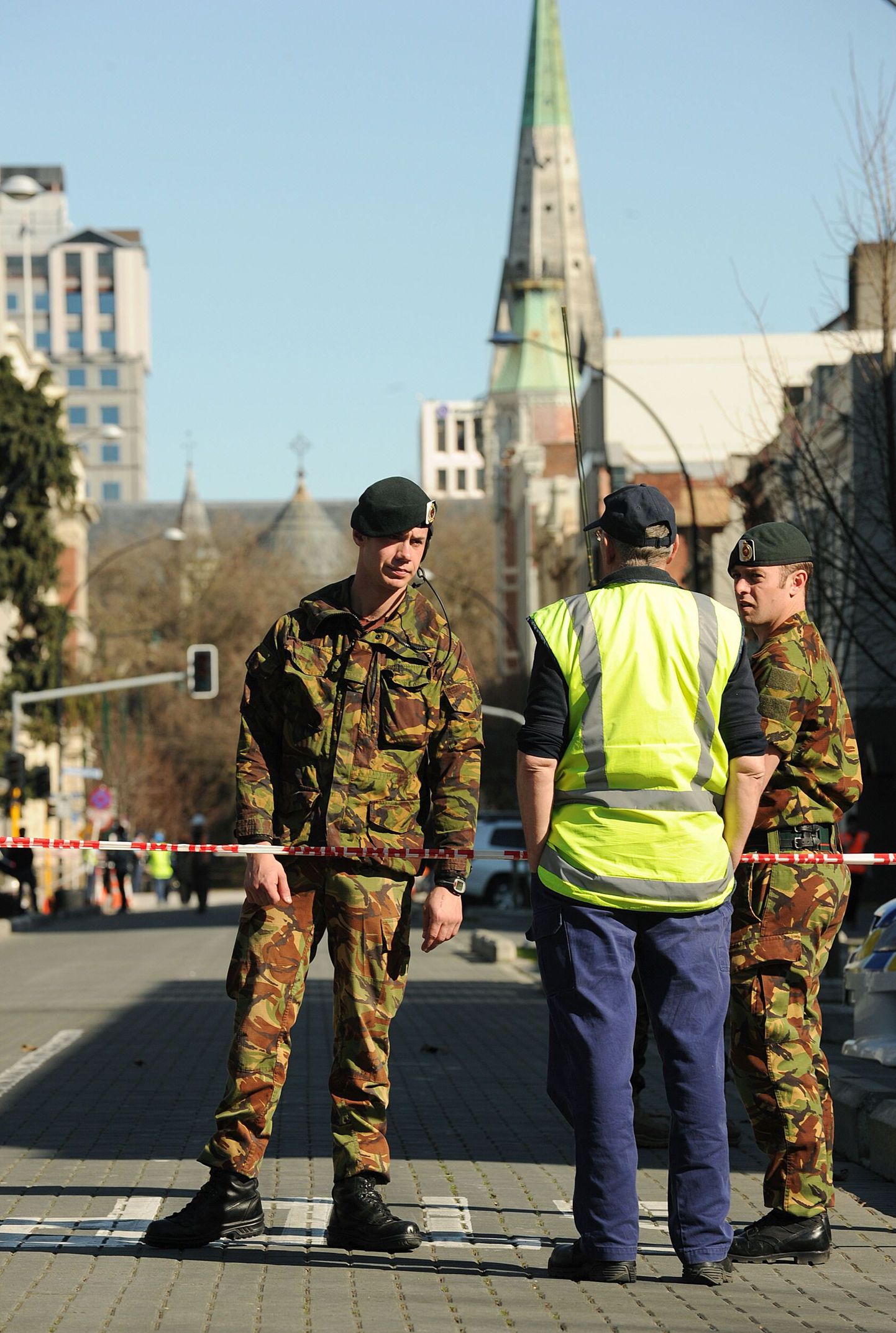 Sõdurid ja politseinik Christchurchi linnatänaval.