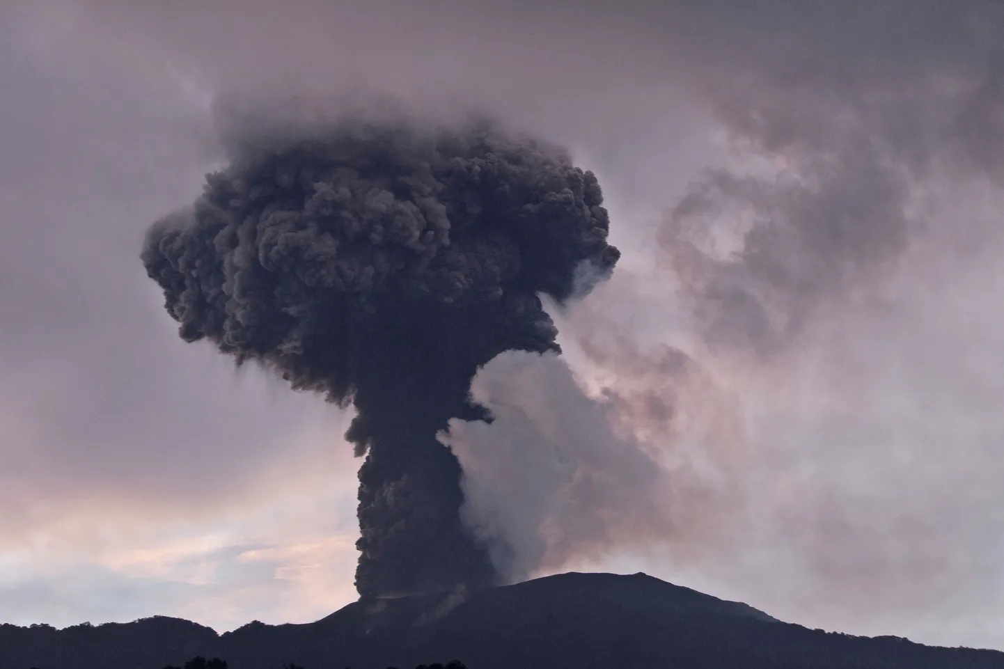 Дым от извержения вулкана. Фото носит иллюстративный характер.