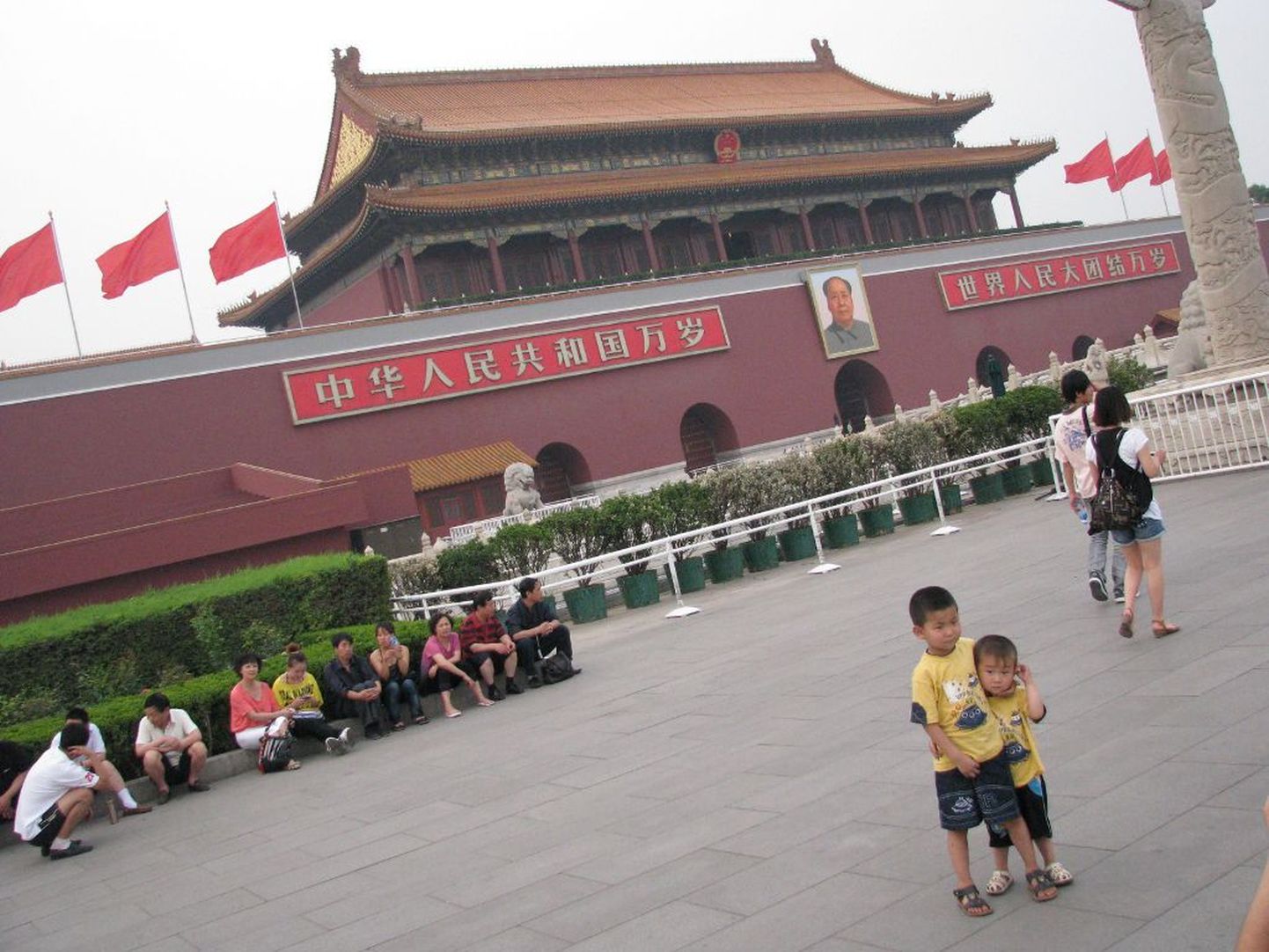 Hiina noored Tianmeni värava ees.