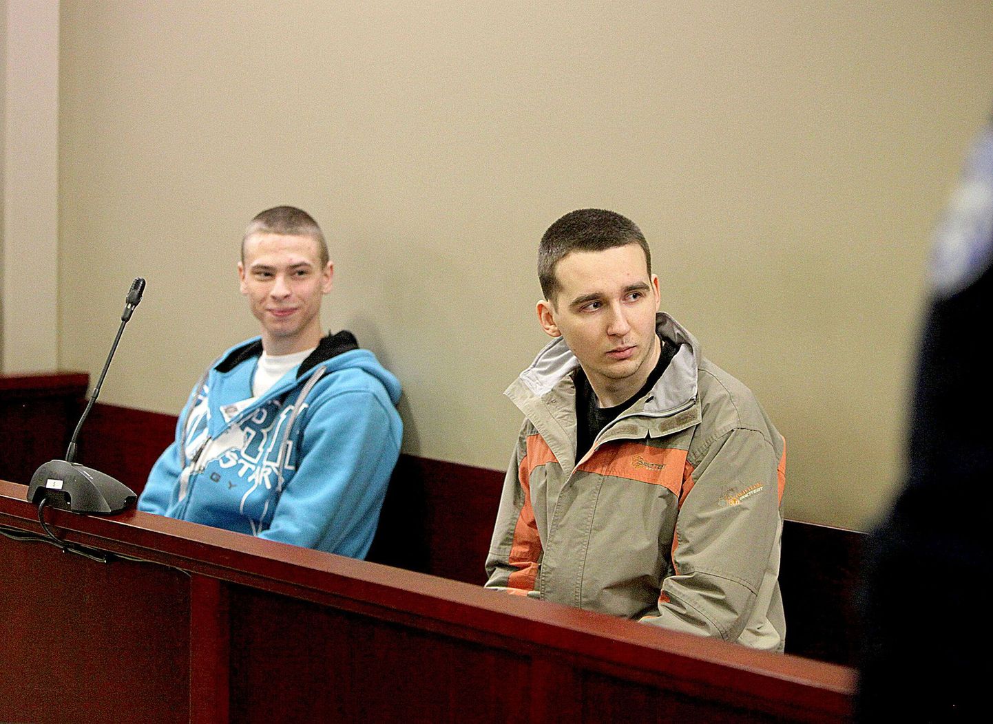 Mõrvas süüdistatav Erki Lajal (vasakul) ja veretööle kaasa aidanud Kristo Raud. Pilt on tehtud jaanuarikuisel kohtuistungil, nüüd on teada ka meestele määratud karistus.