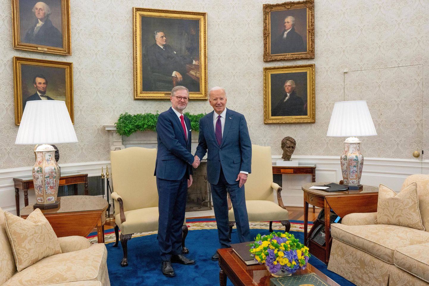 Tšehhi peaminister Petr Fiala kohtumisel USA presidendi Joe Bideniga Valges Majas 15. aprillil.
