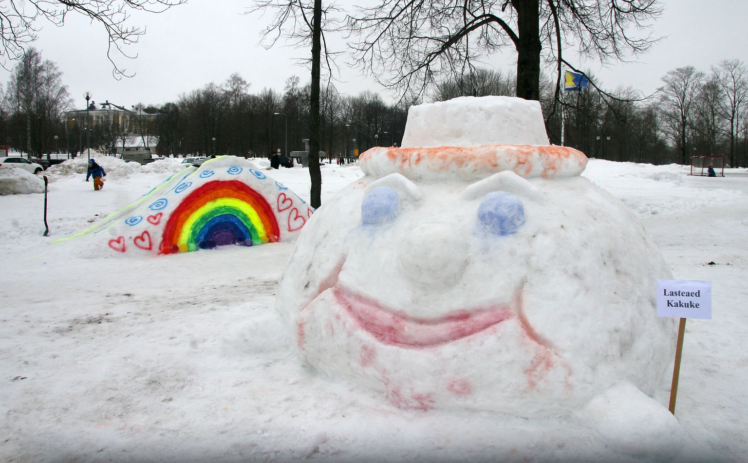 Снежные фигуры недолговечны, но процесс увлекательный - в 2019 году возле Кохтла-Ярвеского центра культуры горожане создали целый городок.