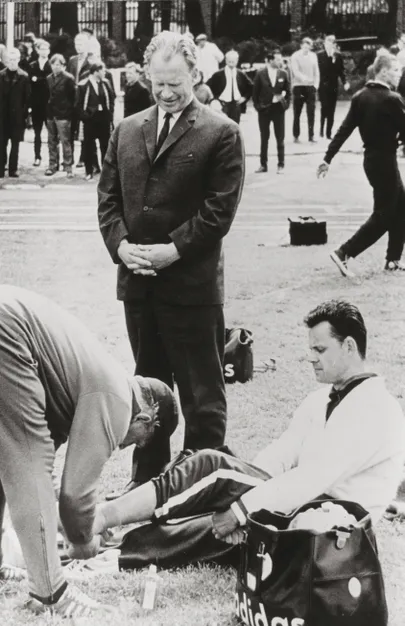 Fred Kudu jälgib, kuidas Saksa koondise arst ravib meie mehe Rein Auna jalga (1967).