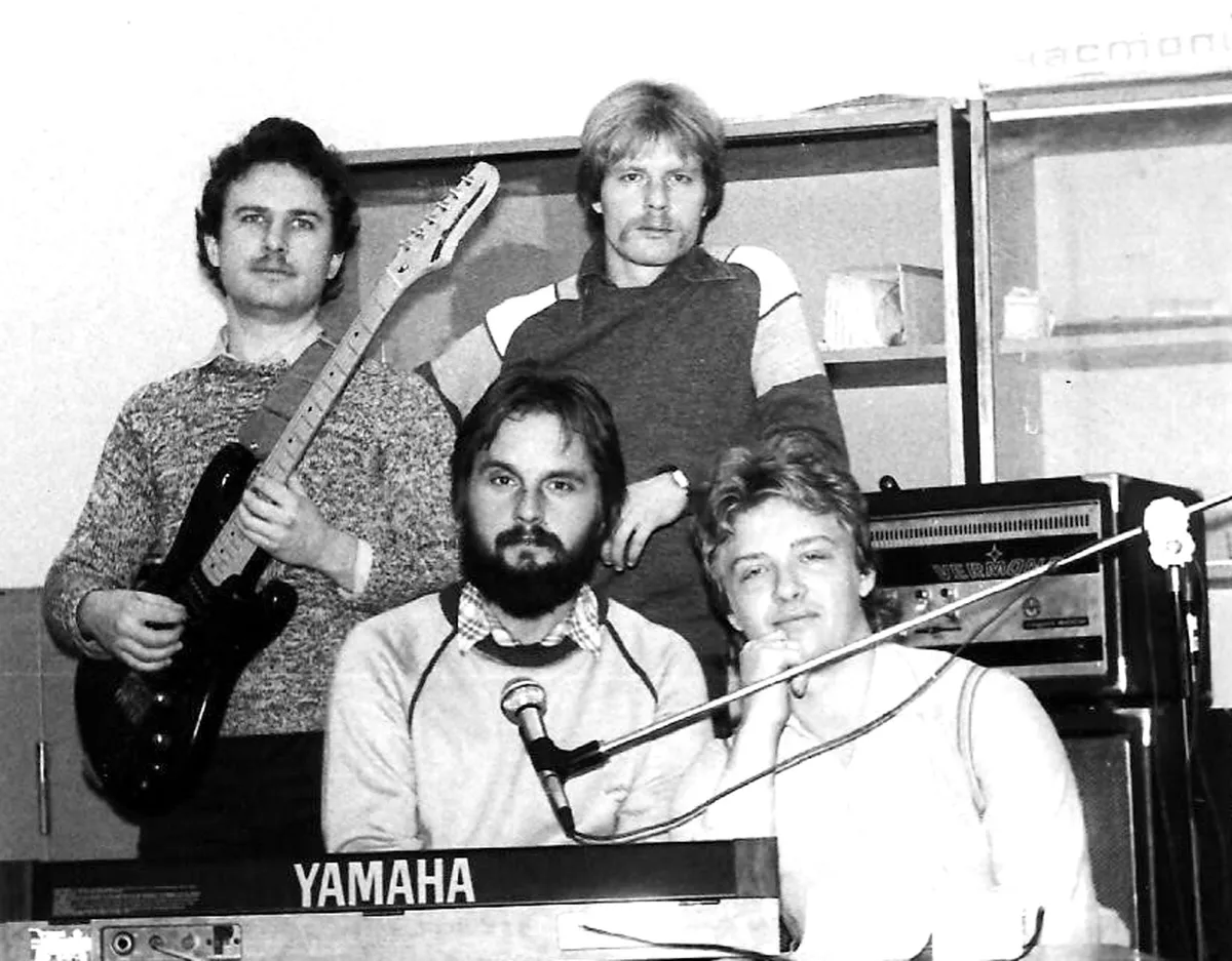 Grupa "Elpa". No kreisās: Artūrs Pribilovs, Valdis Rundzāns, no kreisās apakšējā rindā: Ivars Caune, Andrejs Proščenko. 1983. gads (pirmais “ELPA” sastāvs vēl bez J. Logina)