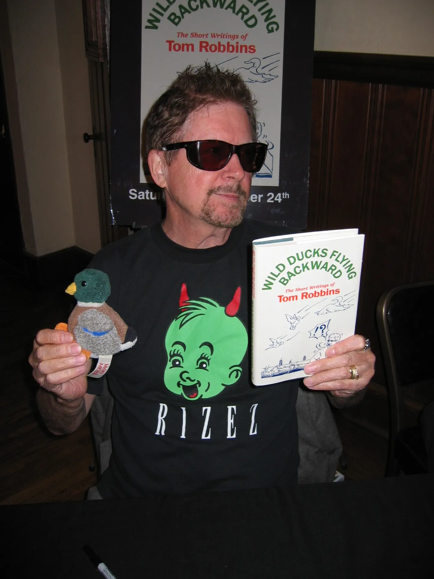 Tom Robbins oli tuntud oma ebatraditsiooniliste romaanide poolest, sealhulgas «Even Cowgirls Get the Blues», «Another Roadside Attraction»​ ja «Still Life With Woodpecker».
