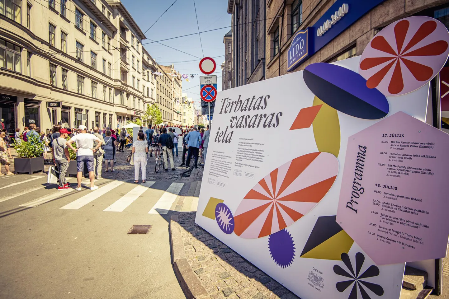 Tartu-nimeline tänav Tērbatas iela tehti paari nädala eest autovabaks. Silt tutvustab tänava alguses jalakäijate tänava projekti.