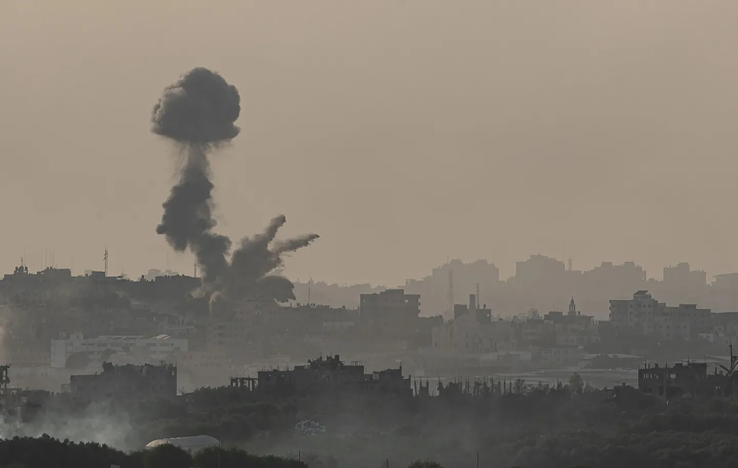 Suitsusammas täna hommikul Gaza sektori põhjaosa kohal.