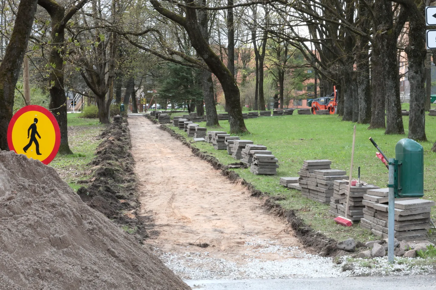 Forseliuse pargi kõnniteeplaadid olid ligadi-logadi.