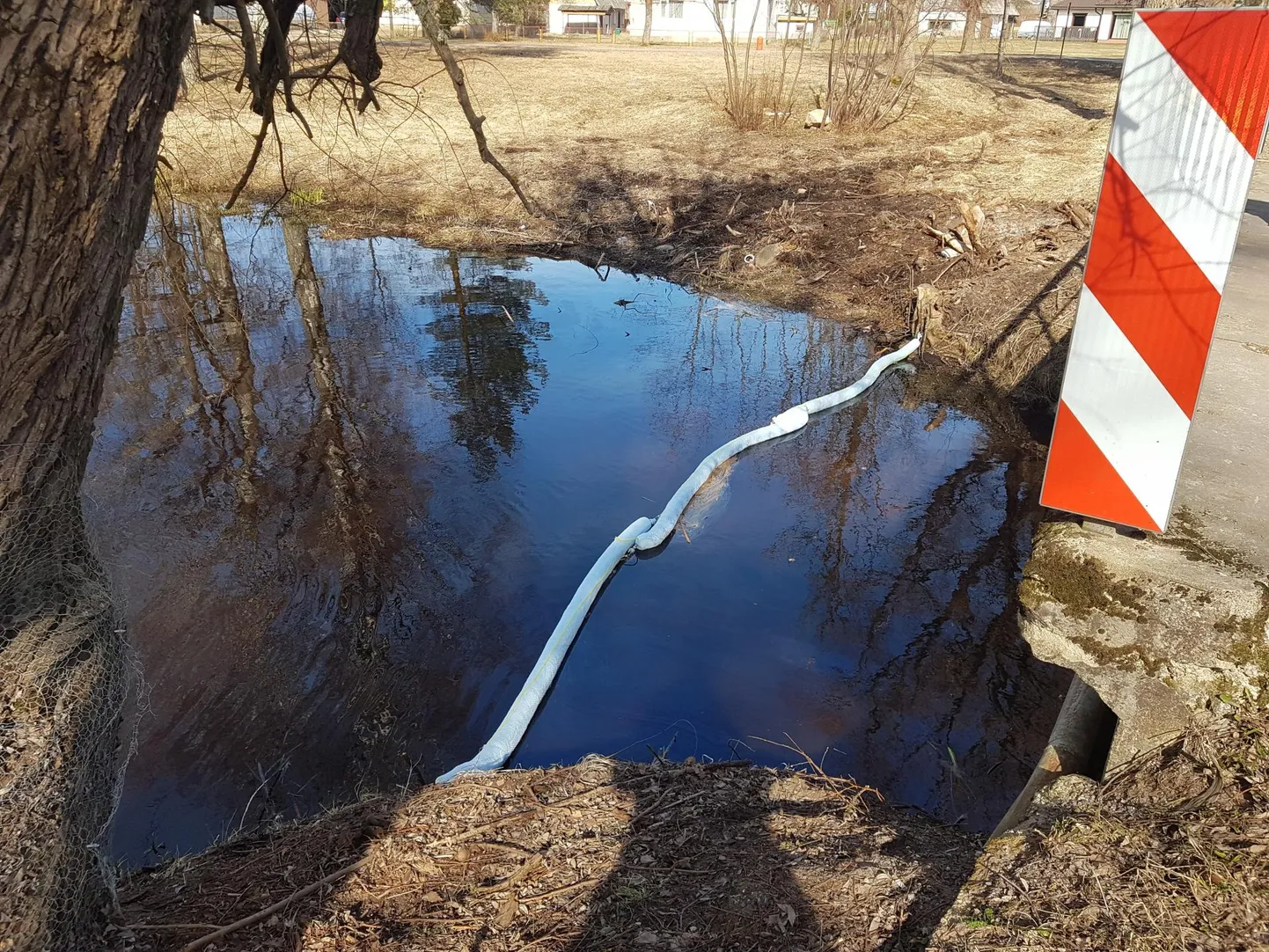 Päästjad said väljakutse Saarde valda Kilingi-Nõmme linna, kus mööda Humalaste jõge oli Sauna paisjärve lekkinud seni veel tuvastamata naftasaaduste tüüpi ainet.