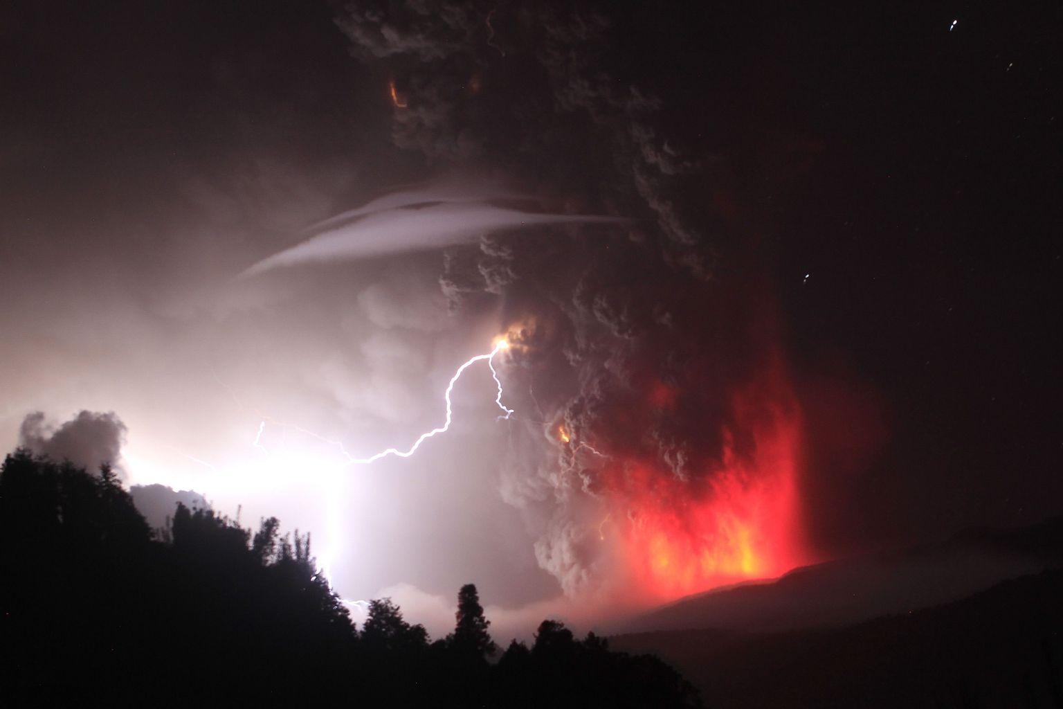 Puyehue vulkaani tekitatud tuhapilves sähvisid välgud