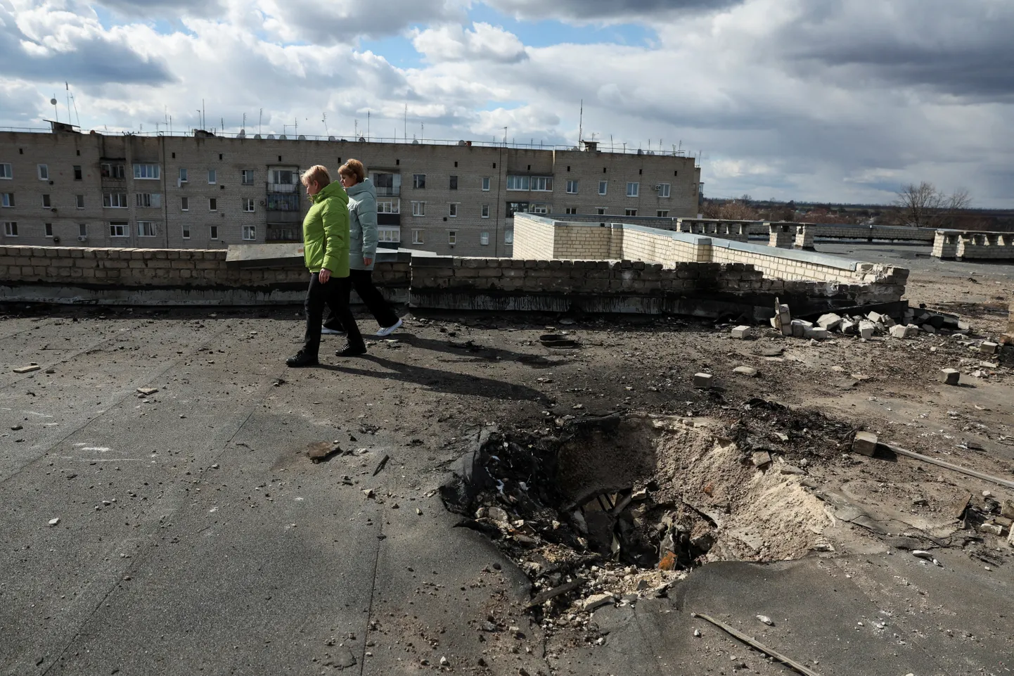 Kaader Harkivi oblastis asuva kooli katuselt.