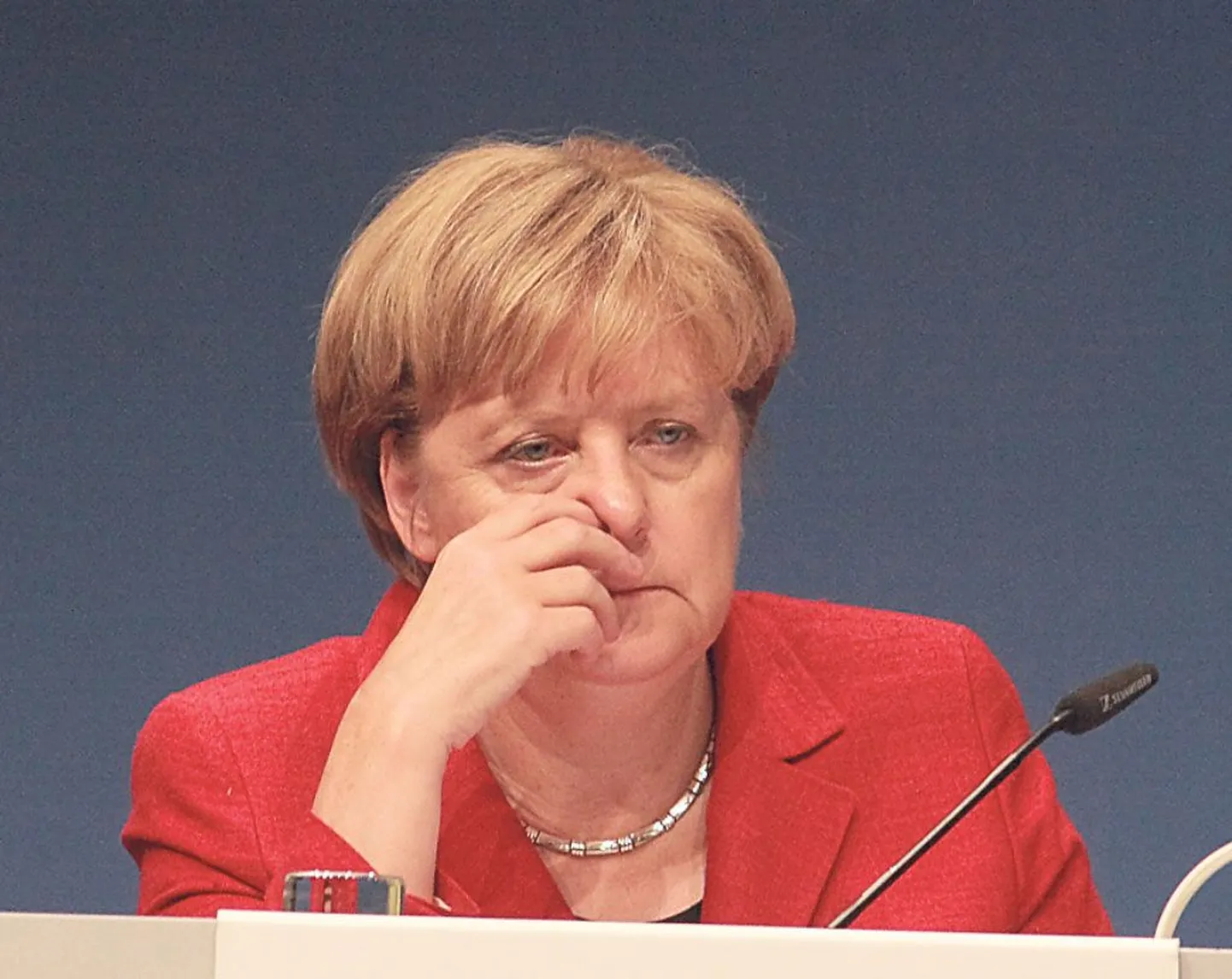 Kantsler Angela Merkelil ei jäänud üle muud, kui jõuetult jälgida Stephan Weili (teisel pildil) võidukäiku Alam-Saksimaal. CDU pidi peaministri koha loovutama.