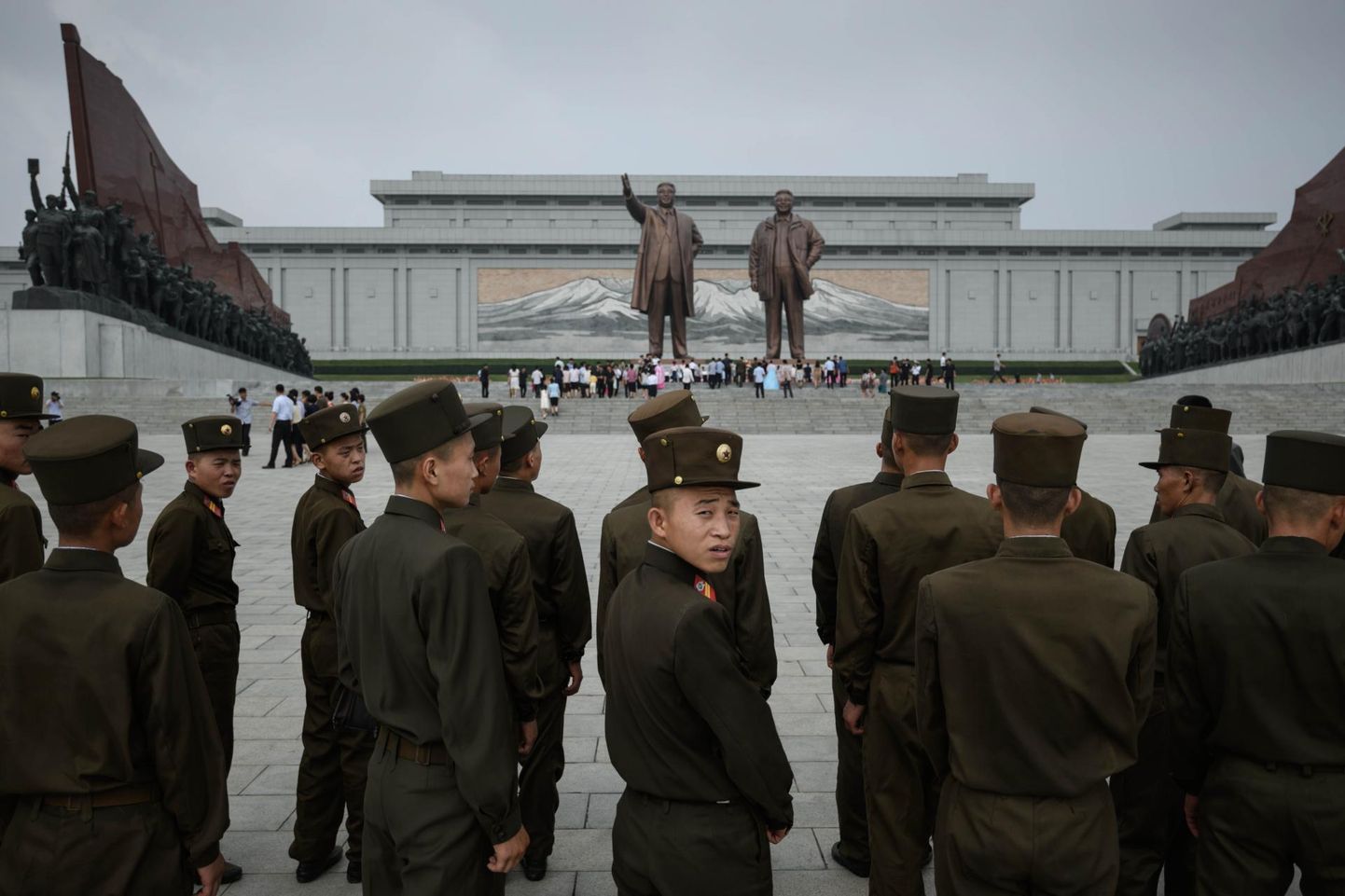 Korea Rahvaarmee sõdurid eelmiste Põhja-Korea liidrite Kim Il-sungi ja Kim Jong-ili kujude eest Mansu mäel Pyongyangis Korea sõja lõpu aastapäeva mälestusüritusel.