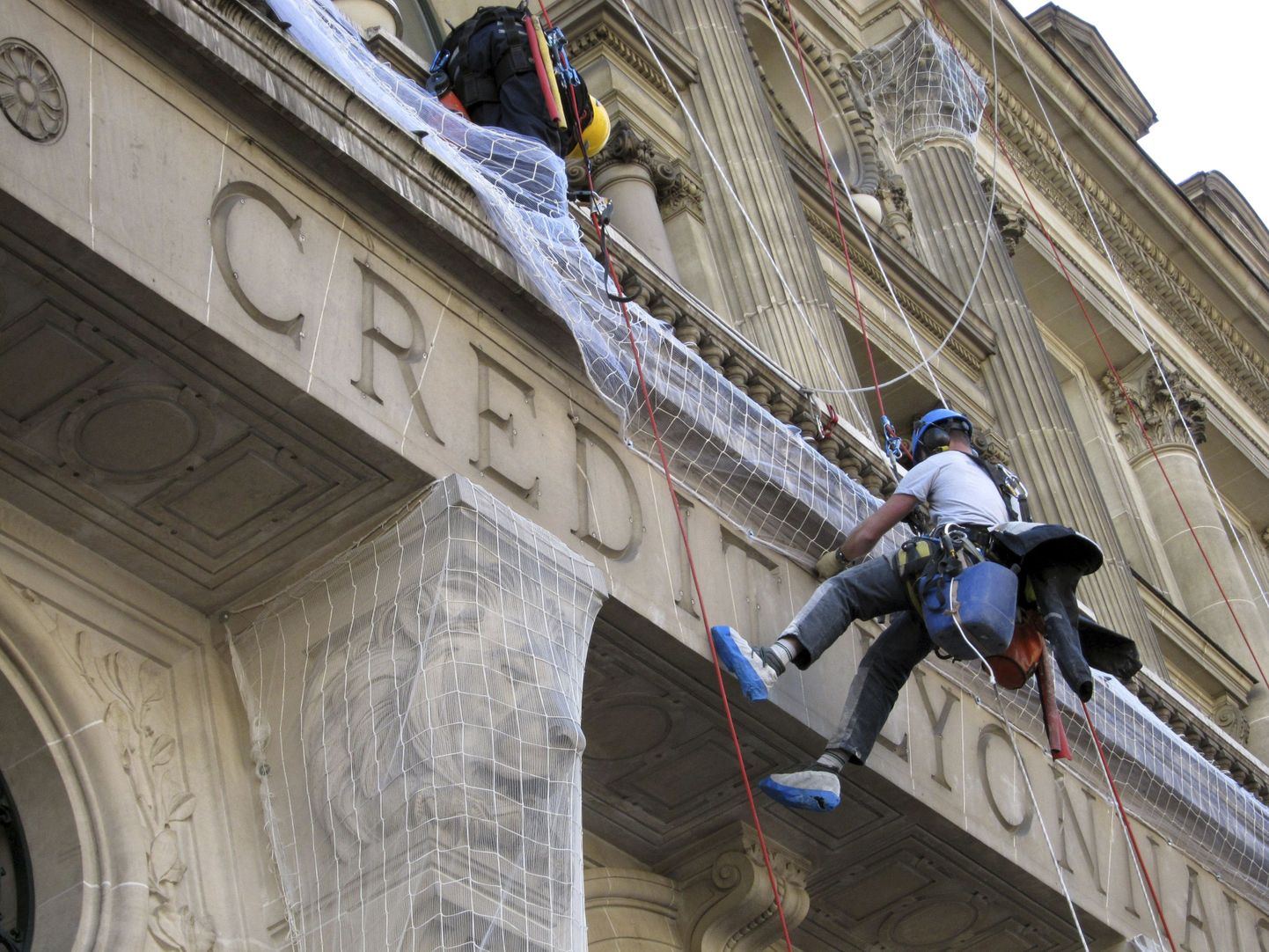 Ehitustöölised  Pariisis asuvat Credit Lyonnais pangamaja renoveerimas