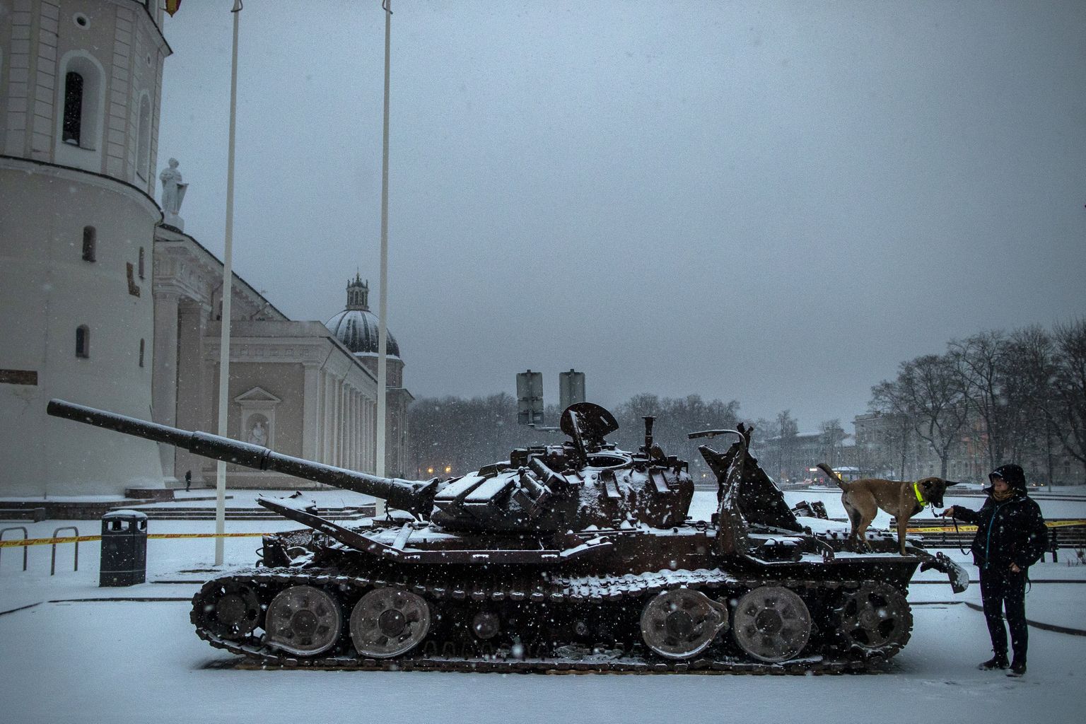 Purustatud Vene tank Vilniuses Katedraali väljakul.