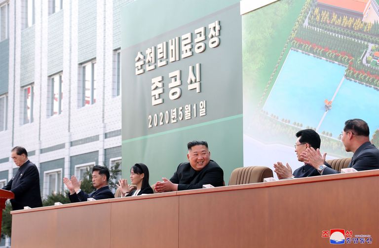 Põhja-Korea meedia 2. mail avaldatud foto, millel Kim Jong-uni on näha väetisetehase avamisel. Seinal on näha kuupäeva 1. mai 2020.