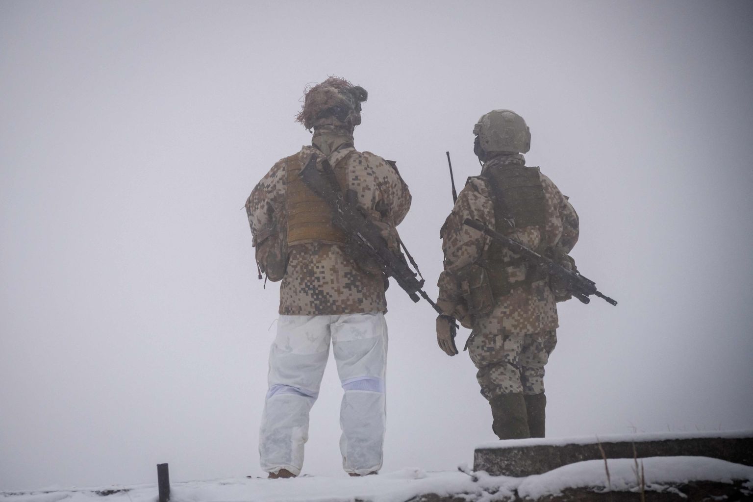NATO sõdurid 29. novembril 2021 Lätis Adažis õppustel Winter Shield talvist panoraami piidlemas.