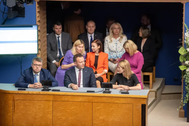 Ministrid jälgivad riigikogu sügishooaja alustamist.