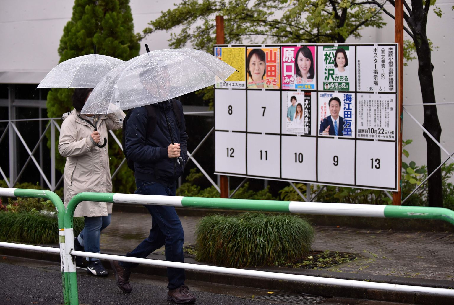 Jaapanlased läksid Tokyos läbi vihma valima.