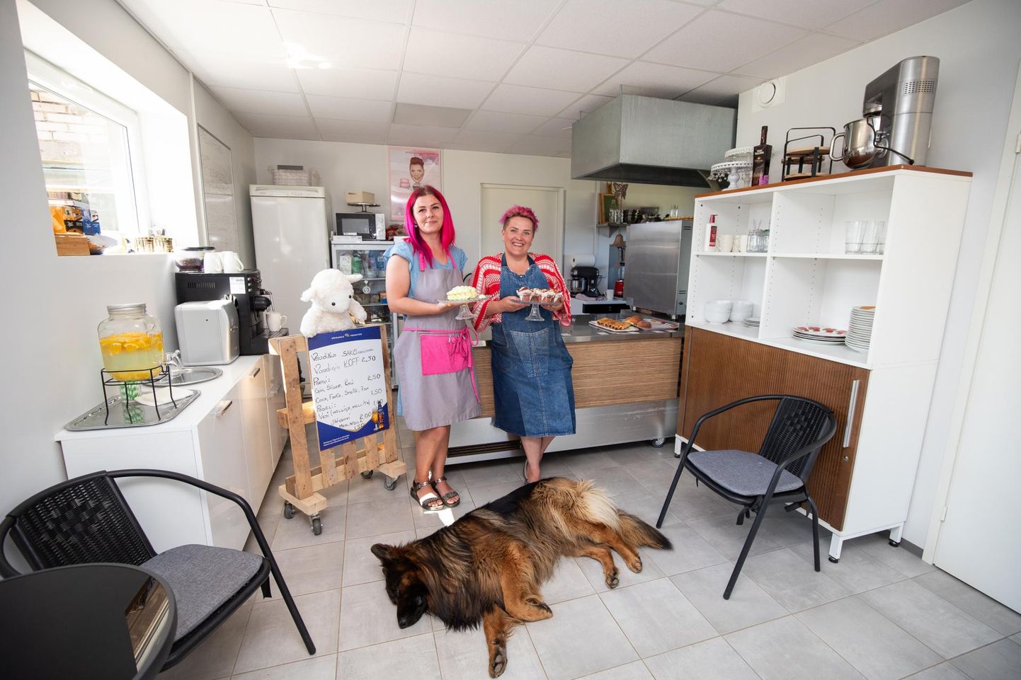 Heli Keermann (paremal) oli kohviku avamise mõtet mõlgutanud aastaid. Juunis sai mõte teoks. 