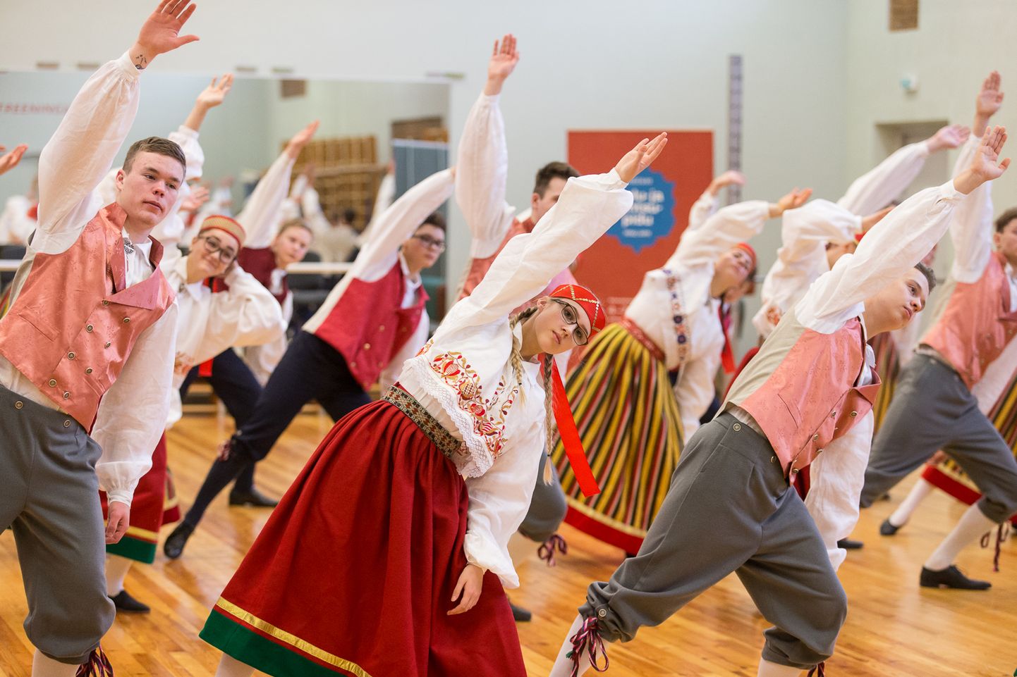 Предварительные репетиции праздника танца в Ида-Вирумаа начались со смешанных молодежных групп.